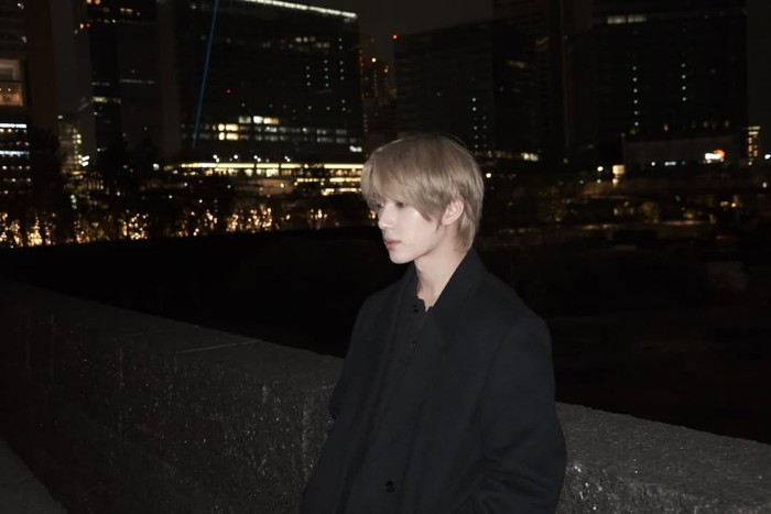 Beomgyu yang memiliki warna rambut pirang alami menambahkan sedikit Mocha Mousse ke rambutnya dengan cool toner, membuat tampilannya menonjol dan menjadi inspirasi yang paling sempurna./ Foto: Instagram/bamgyuuuu