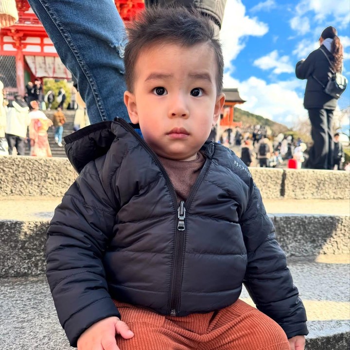 <p>"Anak bungsuku Elhanan Lasroha Simorangkir. Sudah makin tahan dingin, makin dingin makin hore. Terus tumbuh jadi anak yang takut akan Tuhan ya Nak, sehat dan diberkati terus hidupmu bungsunya Papa Mama," tulis Sammy dalam salah satu unggahannya. (Foto: Instagram: @sammysimorangkir/@viv_viviane)</p>