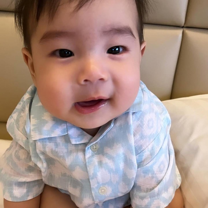 <p>Kini, Elhanan sudah genap berusia satu tahun. Sosoknya yang menggemaskan pun kerap menarik perhatian netizen. (Foto: Instagram: @sammysimorangkir/@viv_viviane)</p>