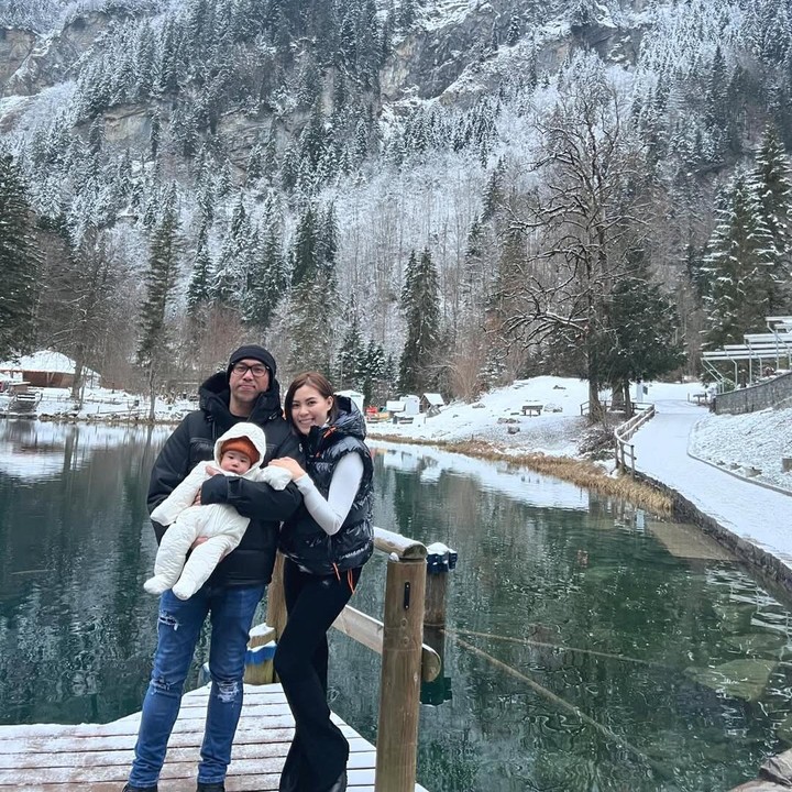 <p>"<em>Handsome</em> banget kamu Bang El, gemas lihatnya," kata seorang netizen dengan menyisipkan emotikon hati. "Anak yang selalu senang hatinya. Sehat-sehat ya adek Elhanan," ujar netizen lainnya. (Foto: Instagram: @sammysimorangkir/@viv_viviane)</p>