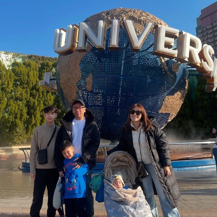 <p>Sammy Simorangkir menikah dengan Viviane dan dikaruniai dua orang putra. Si Bungsu, Elhanan Lasroha Simorangkir sendiri lahir pada 8 Agustus 2023. (Foto: Instagram: @sammysimorangkir/@viv_viviane)</p>