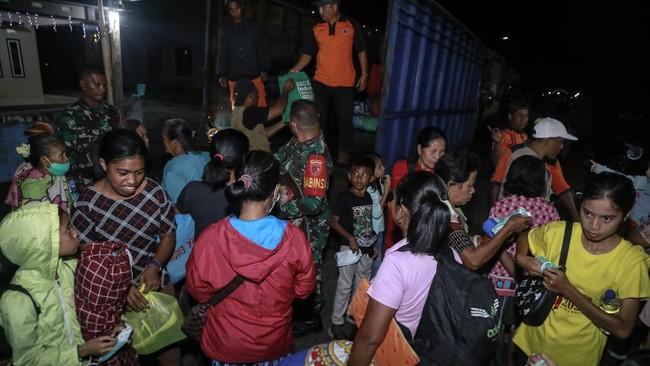 BNPB dan pemerintah daerah Kabupaten Halmahera Barat bakal mengungsikan masyarakat yang masih berada di wilayah atau zona bahaya Gunung Ibu.