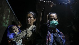 FOTO: Gunung Ibu Naik Level Awas, Warga di Zona Merah Dievakuasi