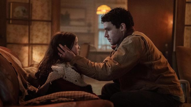 Review Wolf Man (2025): film ini kurang kuat sebagai sebuah reboot The Wolf Man (1941). Meski pada sebagian aspek, Wolf Man lebih unggul.