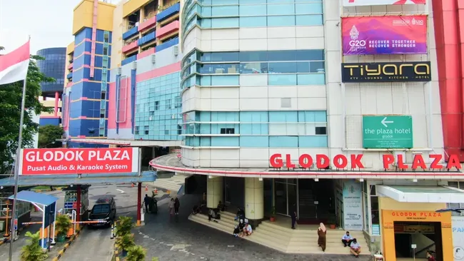 Pusat perbelanjaan Glodok Plaza, Jakarta Barat dilalap si jago merah pada Rabu (15/1) malam. Bagaimana dengan sejarah Glodok Plaza sendiri?