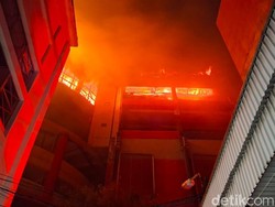 Terdengar Suara Ledakan di Glodok Plaza yang Terbakar, Puing Berjatuhan
