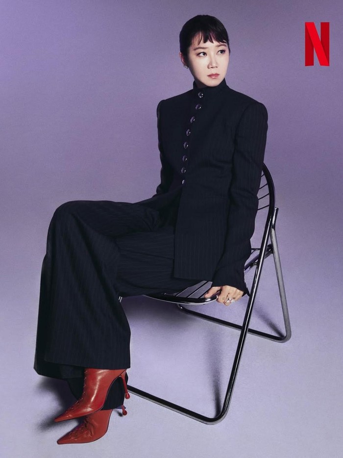 Gong Hyo Jin memerankan Eve Kim, komandan astronot yang tegas dan perfeksionis, namun perlahan hatinya mulai tumbuh untuk Gong Ryong. Penasaran dengan akhir kisah mereka? Jangan lewatkan, nonton di Netflix ya, Beauties!/ Foto: Netflix Korea
