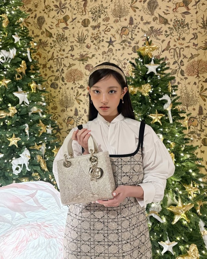 Haerin menambahkan warna Mocha Mousse dalam riasannya dan menunjukkan betapa cantiknya warna ini. Blush on dan bibir dengan warna yang lebih hangat membuatnya tetap hidup dan membuatnya menjadi pusat perhatian./ Foto: Instagram/newjeans_official