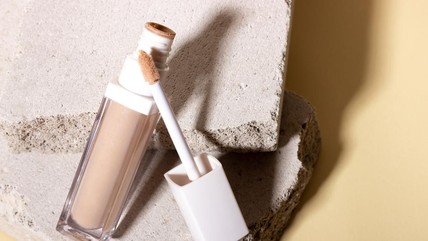 10 Concealer yang Bagus dan Tahan Lama untuk Menutupi Bekas Jerawat & Noda pada Wajah