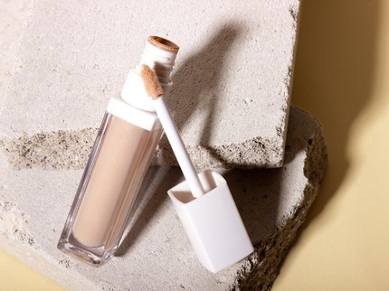 10 Concealer yang Bagus dan Tahan Lama untuk Menutupi Bekas Jerawat & Noda pada Wajah