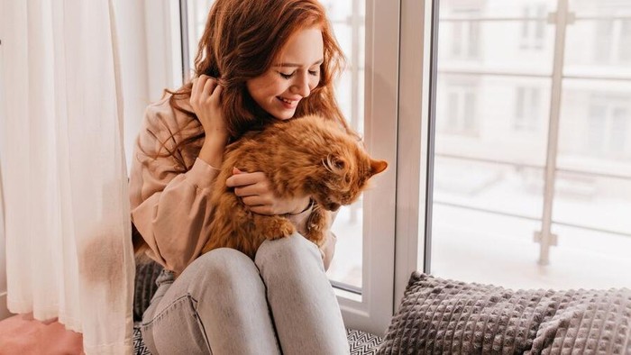 Ilustrasi Seorang wanita dan kucing/Foto: freepik.com/lookstudio