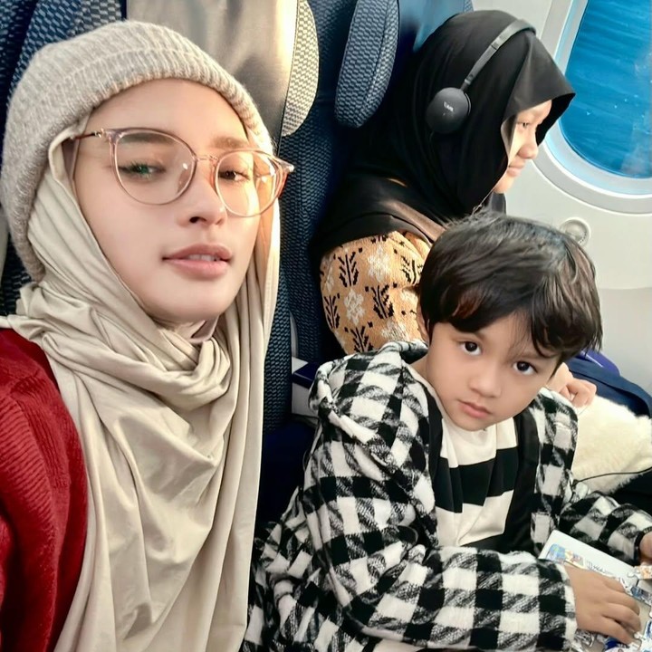 <p>Inara Rusli tengah berlibur ke Jepang bersama keluarganya. Bunda tiga anak ini membagikan potret saat menghabiskan waktu di Negeri Sakura itu di akun Instagram miliknya. (Foto: Intagram @mommy_starla)</p>