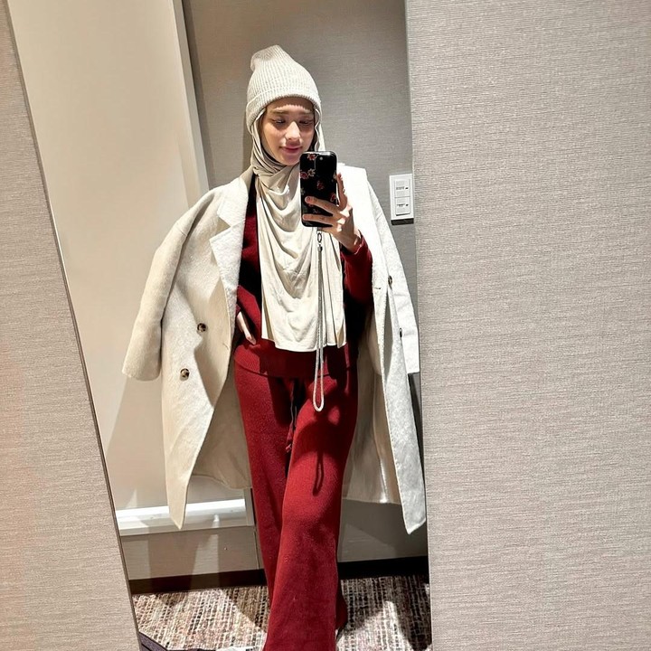 <p>Di potret lainnya, Inara menunjukkan gaya berbusananya yang tak kalah stylish. Inara terlihat chic mengenakan pakaian musim dingin berwarna merah maroon yang ditutupi jaket putih tebal dan panjang. Kali ini, Inara tampak mengenakan beanie hat berwarna putih gading yang selaras dengan warna jilbabnya. (Foto: Intagram @mommy_starla)</p>