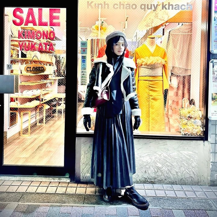 <p>Gaya stylish Inara selama di Jepang menuai pujian dari banyak netizen lho. Mereka memuji kecantikan mantan istri penyanyi Virgoun ini. "Cantik banget mommy," tulis akun @af***. "Mommyy kayak barbie hidup," ujar @li***. (Foto: Intagram @mommy_starla)</p>