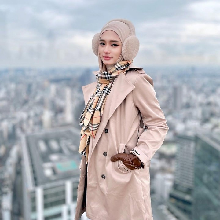 <p>Selama di Jepang, Inara mengunjungi beberapa tempat wisata. Dalam satu foto, perempuan kelahiran Jakarta ini terlihat sedang menikmati pemandangan di Shibuya Sky. Inara tampil cantik mengenakan jaket dan jilbab berwarna krem yang dipadukan dengan syal dan earmuff. (Foto: Intagram @mommy_starla)</p>