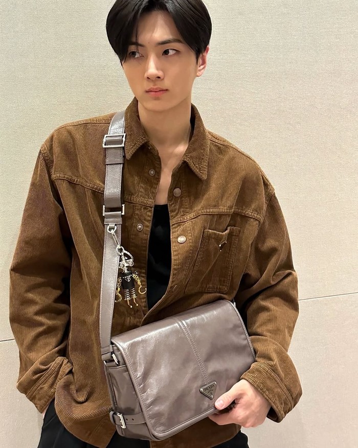 Jay ENHYPEN memamerkan cara lain untuk memadukan Mocha Mousse, yaitu dengan menjadikannya aksesori, seperti tas kulit yang dikenakannya yang cocok untuk hampir semua jenis outfit./ Foto: Instagram/enhypen