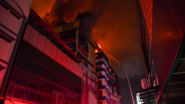 Sebanyak delapan korban yang sempat terjebak dalam kebakaran Glodok Plaza telah dievakuasi dan kini menjalani penanganan medis.