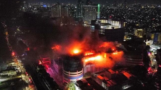 Suara ledakan beberapa kali sempat terdengar saat kebakaran melanda gedung Glodok Plaza, diduga berasal dari barang-barang elektonik dan tabung gas.