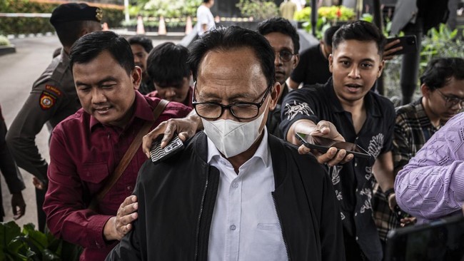Juru Bicara MK Enny Nurbaningsih merespons pemeriksaan hakim Ridwan Mansyur oleh Komisi Pemberantasan Korupsi (KPK).