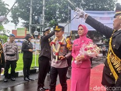 Pedang Pora hingga Tarian Api Biru Sambut Kapolres Bondowoso Baru