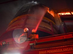 Perjuangan Tanpa Henti Petugas Damkar Cari Korban Kebakaran Glodok Plaza