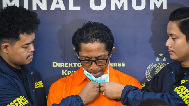Sandy Permana menebang pohon tanpa izin di pekarangan rumah Nanang Gimbal untuk persiapan pernikahannya pada 2019. Sejak itu permusuhan meruncing.