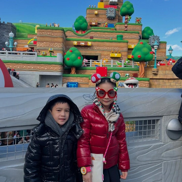 <p>Ketika mengunjungi Universal Studio di Osaka, Raqeema terlihat cantik dengan mantel merah dan rok hitam. Sementara itu, Rasheed sangat tampan dengan mantel hitam dan syal warna senada. (Foto: Instagram: @nsyakieb)</p>