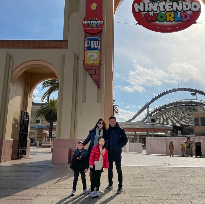 <p>Artis Nabila Syakieb memutuskan untuk mengajak kedua anaknya, Raqeema dan Rasheed, berlibur di awal tahun 2025 ke Jepang. Di sana, mereka pun mengunjungi berbagai taman hiburan, Bunda. (Foto: Instagram: @nsyakieb)</p>