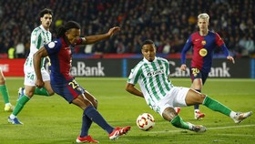 Barcelona vs Betis: Kounde Gagal Brace Gara-gara Offside di Ujung Kaki