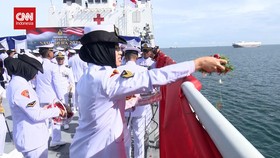 VIDEO: Tabur Bunga di Laut Peringati Hari Dharma Samudera