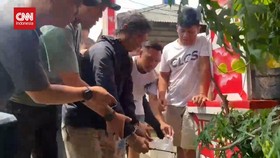 VIDEO: Usai Tusuk Sandhy Permana, Limbad Buang Badik Ke Got