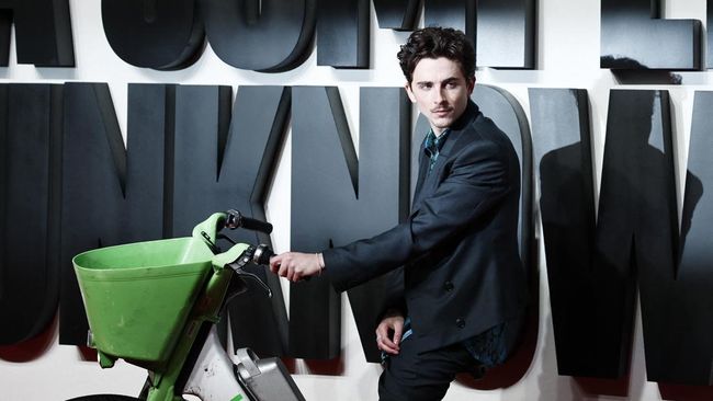 Timothée Chalamet didenda £60 atau sekitar Rp1,2 juta (£1=Rp20.023,14) usai mengendarai sepeda listrik ke premiere A Complete Unknown.
