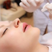 Lip Blushing Kembali Menjadi Tren di 2025, Benarkah Bisa Dilakukan di Rumah?