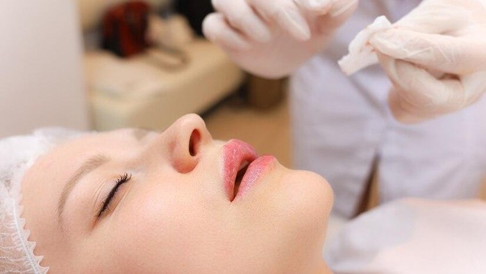 img-title Lip Blushing Kembali Menjadi Tren di 2025, Benarkah Bisa Dilakukan di Rumah?