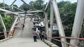 Truk Semen Tabrak Jembatan Busui, Jalur Kalsel-Kaltim Putus