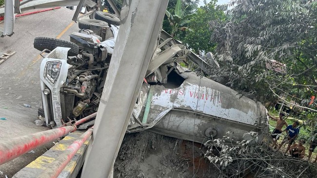 Jalur antarprovinsi Kalimantan Sekatam-Kalimantan Timur dialihkan melalui jalur milik perusahaan tambang usai Jembatan Busui rusak ditabrak truk semen.
