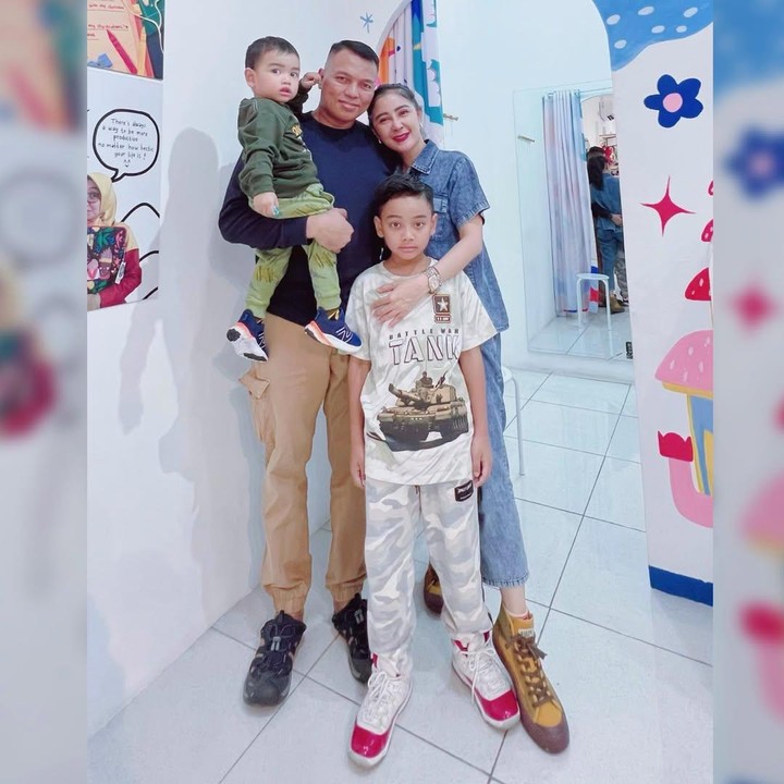 <p>Uut Permatasari resmi menikah dengan Tri Goffarudin Pulungan pada 16 Februari 2015. Dari pernikahan ini, keduanya dikaruniai dua anak laki-laki, Rafif Athallah Pulungan dan Rafaizan Rakhan Athallah Pulungan. Sejak menikah dan memiliki anak, Uut memang sudah jarang tampil di layar kaca karena ingin fokus pada keluarganya. (Foto: Instagram @uutpermatasari)</p>