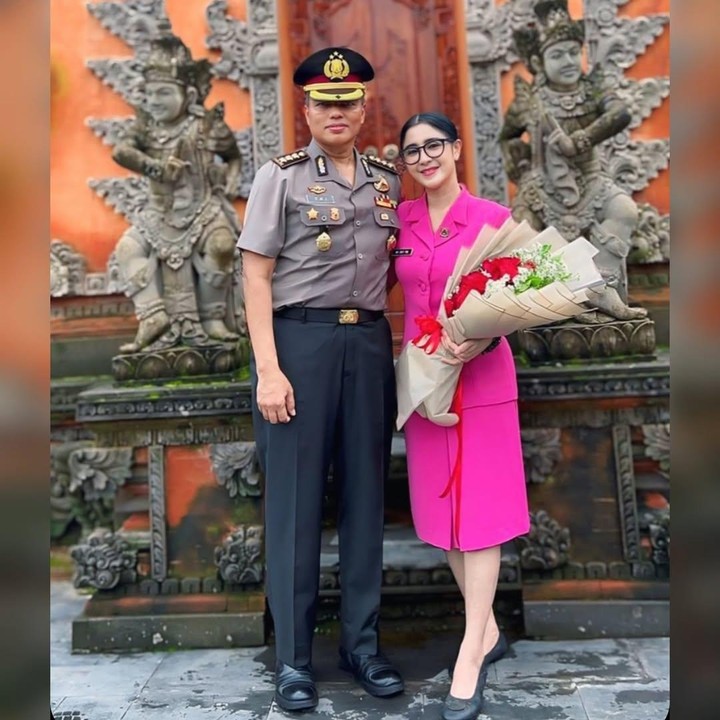 <p>Usut punya usut, sang suami kini telah naik pangkat menjadi Komisaris Besar Polisi (Kombes Pol) di wilayah hukum Kepolisian Bali. Kabar tersebut dibagikan langsung oleh Uut melalui sebuah video yang diunggah di media sosial. (Foto: Instagram@uutpermatasari)</p>