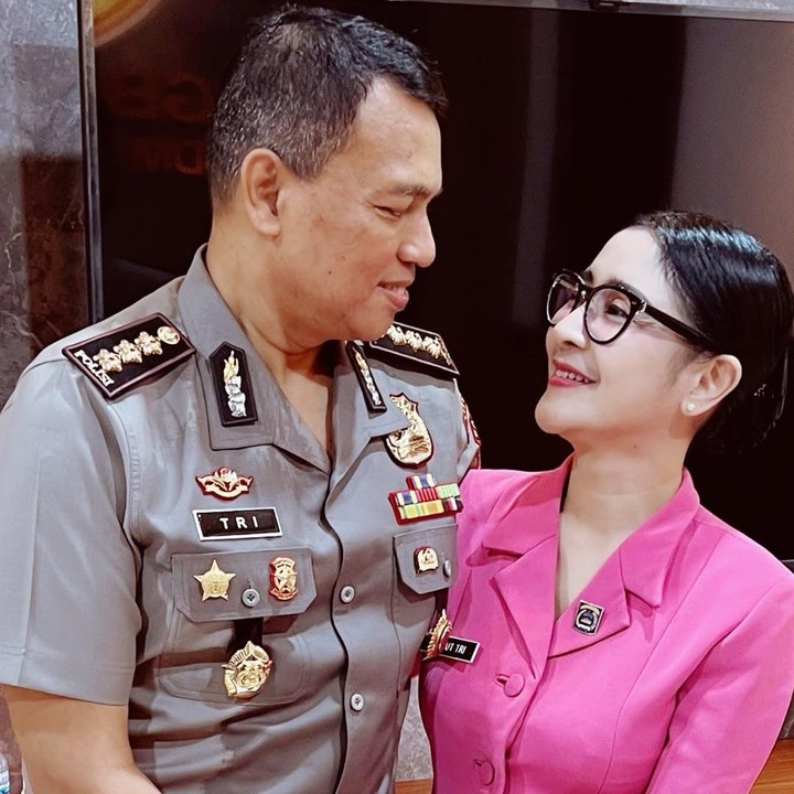 <p>Kabar bahagia datang dari pasangan Uut Permatasari dan suami polisi, Tri Goffarudin Pulungan. Perempuan 42 tahun ini mengungkap perasaan bangganya terhadap suami yang belum lama ini naik jabatan. (Foto: Instagram@uutpermatasari)</p>
