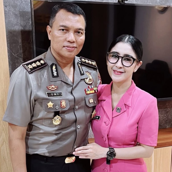 <p>Pada <em>postingan</em> itu, Uut mengucap rasa syukur atas pencapaian sang suami. "Bismillahirahmanirahim Alhamdulillah selamat suamiku tercinta semoga berkah dan amanah, serta tetap senantiasa dalam lindungan ALLAH SWT," tulis Uut, dikutip dari laman <em>Instagram@uutpermatasari,</em> Jumat (17/1/2025). (Foto: Instagram@uutpermatasari)</p>