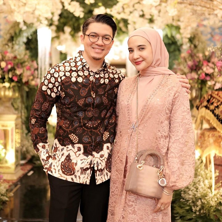 <p>Melalui unggahan ini, Irwansyah mengucapakan terima kasih ke Zaskia karena sudah menjalankan peran sebagai istri dan Bunda. "<em>Happy anniversary</em> Istri dan ibu dr aanak2 ku yg <em>shalihah</em>, susah dan seneng selalu ada buat aku, terimakasih atas kesabaran yg km kasih ke aku selama ini, Semoga Allah taala selalu menjaga kita dan keluarga kita ya syg," tulis Irwansyah. (Foto: Instagram @zaskiasungkar15/ @irwansyah_15)</p>