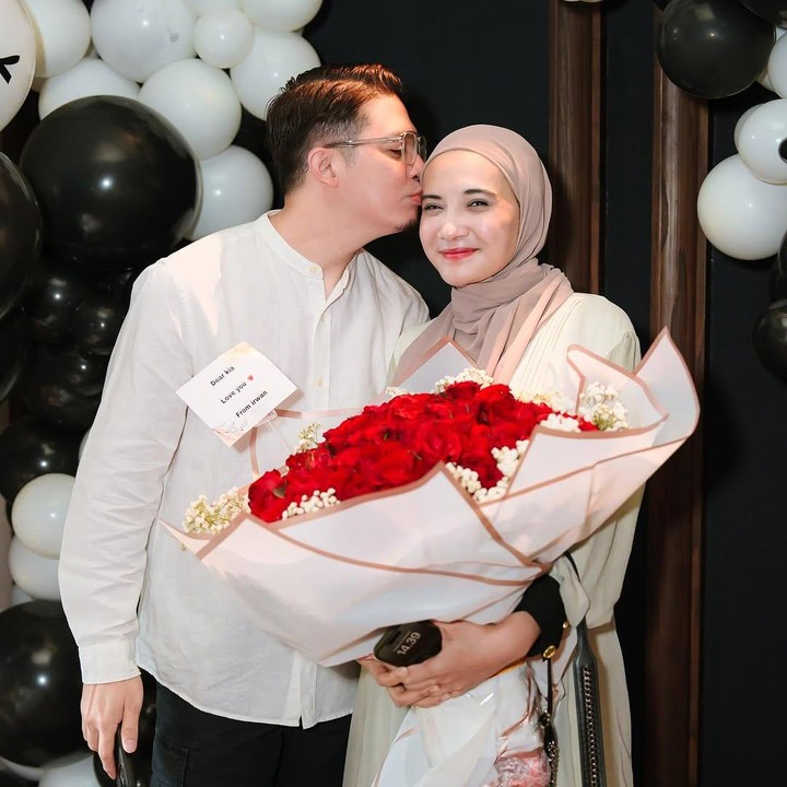 <p>Pasangan artis Irwansyah dan Zaskia Sungkar merayakan ulang tahun pernikahan ke-14 pada 15 Januari 2025. Di hari spesial ini, keduanya saling mengungkapkan perasaan, Bunda. (Foto: Instagram @zaskiasungkar15/ @irwansyah_15)</p>