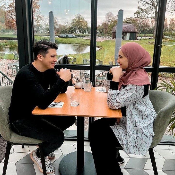 <p>Irwansyah mengunggah potret kebersamaannya yang romantis dengan sang istri di media sosial. Beberapa foto ini diambil saat keduanya quality time bersama selama 14 pernikahan. (Foto: Instagram @zaskiasungkar15/ @irwansyah_15)</p>