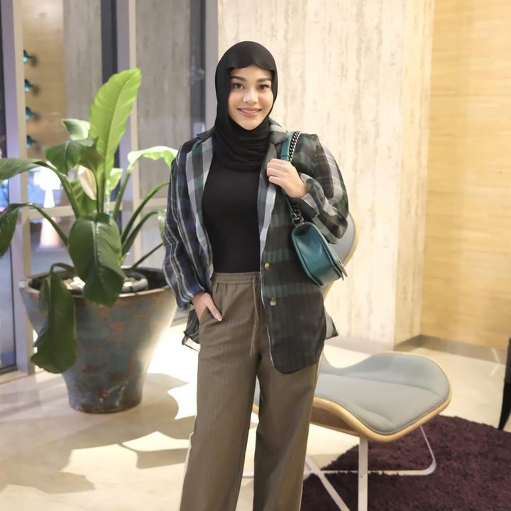 <p>Hal itu membuat dokter menyarankan Aurel untuk berhenti diet demi menjaga kesehatan tubuhnya. "Terus kata dokter kayaknya udah cukup deh. Maksudnya karena aku kan sudah empat lima bulan ini turun 21 kilo tuh termasuk cepat banget," ujarnya. (Foto: Instagram@aurelie.hermansyah)</p>