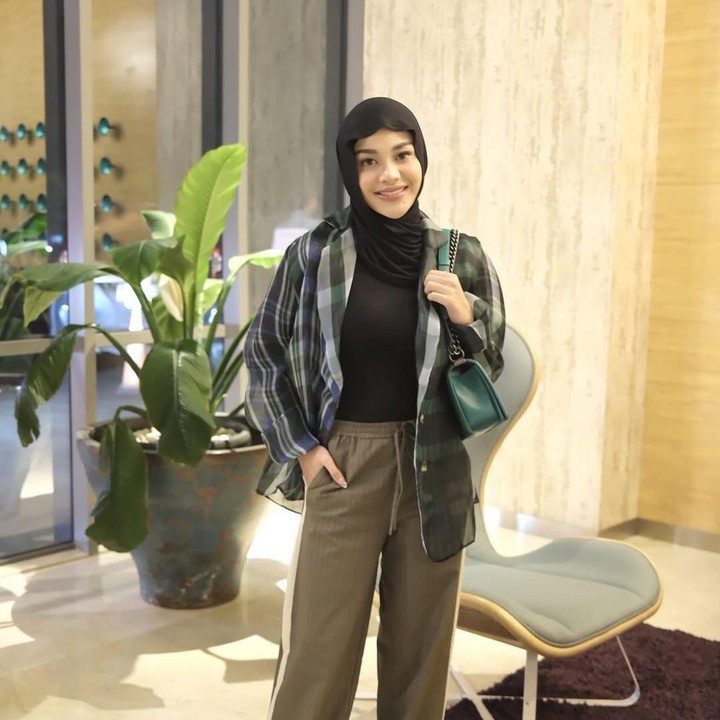 <p>Meskipun begitu, kini Aurel terlihat lebih <em>fresh</em> dengan penampilan terbarunya. <em>Postingan</em>-nya pun kerap mendapatkan pujian dari netizen. "Keren Aurel penampilan udah modis, <em>body</em> bagus," tulis akun <em>@bellaborj****.</em> "Cantikk bgt aurel, lebih <em>fresh,"</em> tulis akun <em>@yogieskap****.</em> (Foto: Instagram@aurelie.hermansyah)</p>