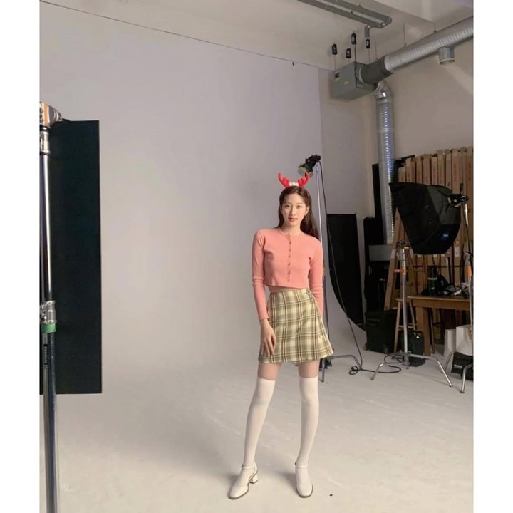 <p>Bila Bunda sedang mencari inspirasi outfit rok yang playful. Perpaduan rok bermotif dengan kaus polos warna cerah seperti yang dikenakan Moon Ga Young ini bisa diterapkan. Ia pun memadukan kaus kaki dan sepatu berwarna senada. (Foto: Instagram @m_kayoung)</p>