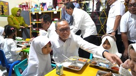Cegah Stunting, Menko Zulhas Pastikan Program MBG Sesuai Standar Gizi