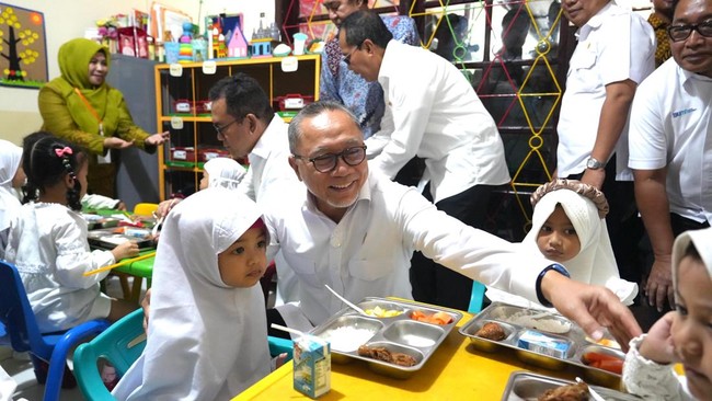 Menko Pangan Zulhas memastikan program Makan Bergizi Gratis telah memperhatikan standar gizi bagi siswa dalam upaya mencegah stunting.