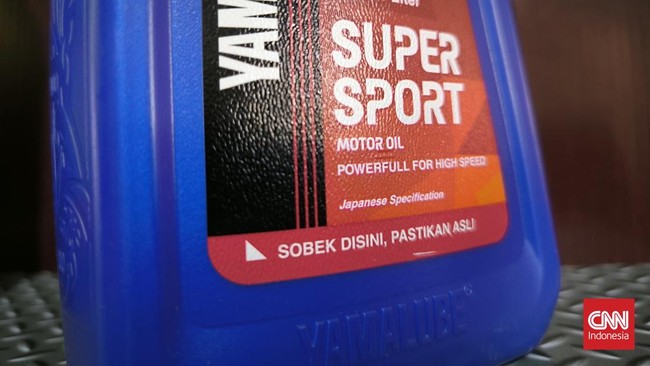 Anda bisa menyobek stiker di kemasan oli Yamalube kemudian memindai QR code yang ada di belakangnya untuk memastikan produk itu asli atau tidak.