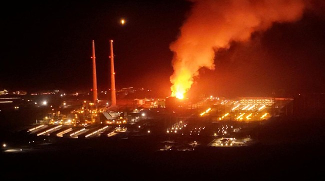 Kebakaran terjadi di pembangkit listrik Moss Landing, California, pada Kamis (16/1). Ribuan penduduk pun diperintahkan mengungsi.